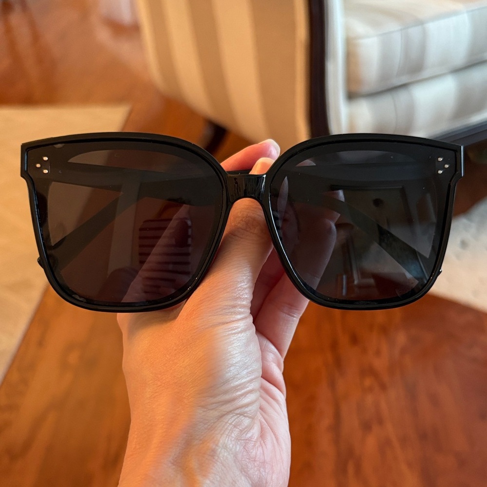 Stylish Black Sunglasses - Picture 4 of 4